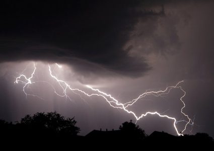 الجمهور يوثق لحظة تعرض لاعبين للصعق بسبب البرق