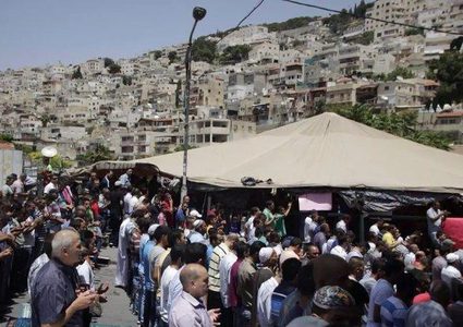 المواطنون يؤدون صلاة الجمعة في خيمة الاعتصام ببادية القدس