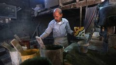 هاني ريحان 81 عاماً ، يعمل بصناعة البلاط التقليدي يدويًا في أقدم مصنع للبلاط منذ عام 1947 ، في مدينة نابلس بالضفة الغربية