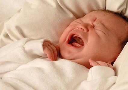 لماذا لا يذرف الرضع الدموع عند البكاء؟