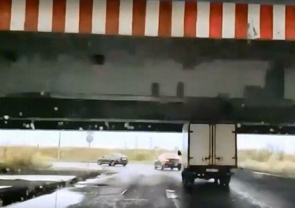 شاحنة تمر من تحت جسر وترفع خرافة اللعنة عنه