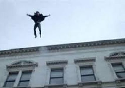 ربة منزل تلقى ضرتها من شباك منزل في الطابق الخامس