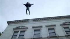 ربة منزل تلقى ضرتها من شباك منزل في الطابق الخامس