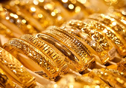 الذهب يحقق أول مكسب أسبوعي في شهر