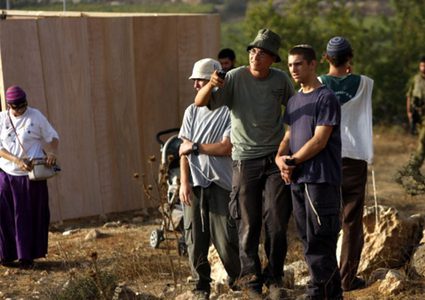 مستوطنون يقتحمون منطقة أثرية في بلدة بيت أمر