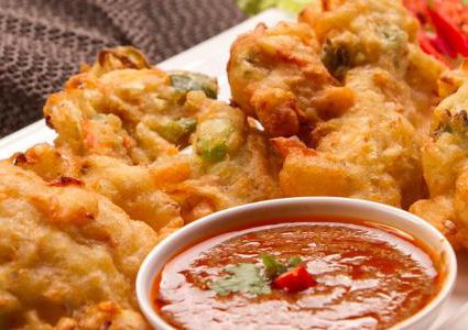 تيمبورا الخضار المشكّلة بالصوص الحار