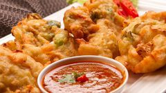 تيمبورا الخضار المشكّلة بالصوص الحار