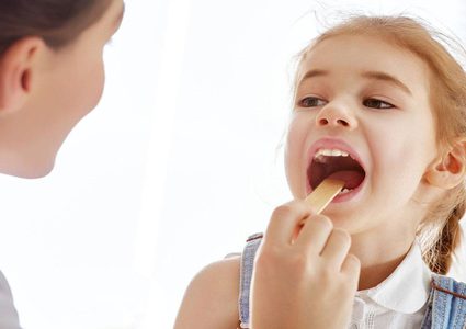 ما هي العلاقة بين التهاب الحلق والاضطرابات النفسية لدى الأطفال ؟