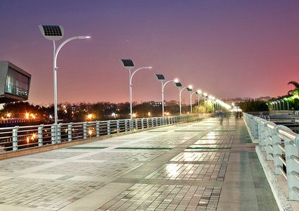 أعمدة الإنارة الذكية في الشوارع الأمريكية متهمة بانتهاك الخصوصية