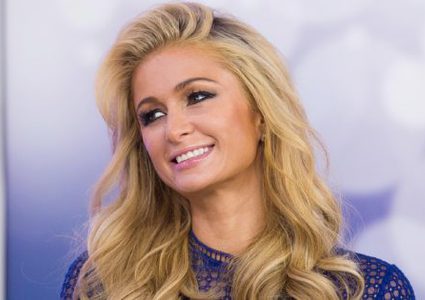 باريس هيلتون معجبة بإطلالة نيكول سابا