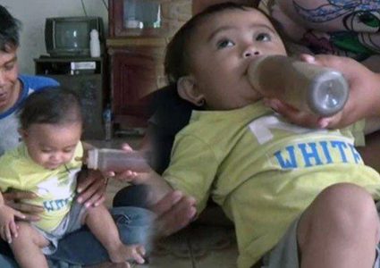 "طفلة القهوة" تثير صدمة كبيرة في الشارع الإندونيسي