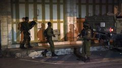 الاحتلال يغلق محال تجارية في بلدة عزون شرق قلقيلية