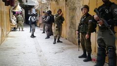 قوات الاحتلال تغلق محلات تجارية في بلدة عزون شرق قلقيلية