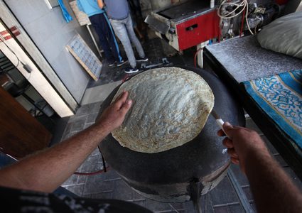 رائحة خبز "الصاج" تفوح من شوارع غزة