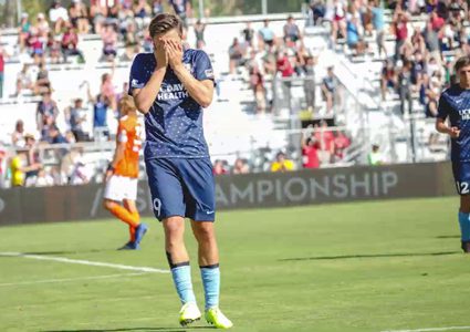 داريوش فورميلا يجهش بالبكاء بعد تلقيه خبر وفاة والده