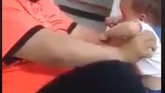 بعد انتشار الفيديو الأمن السعودي يقبض على رجل يعذب ابنته