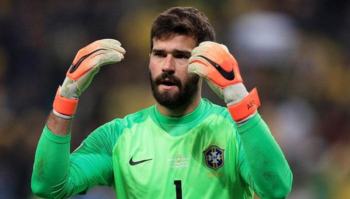 حارس مرمى ليفربول البرازيلي أليسون بيكر يتوج أفضل حارس في العالم