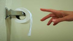 استخدام الهواتف في الحمام يسبب البواسير!
