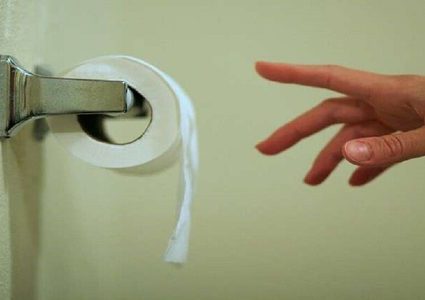 استخدام الهواتف في الحمام يسبب البواسير!