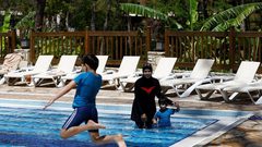 فندق يقدم أدوات تفريغ نفسي لنزلائه بتكسير الزجاجيات
