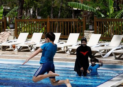 فندق يقدم أدوات تفريغ نفسي لنزلائه بتكسير الزجاجيات