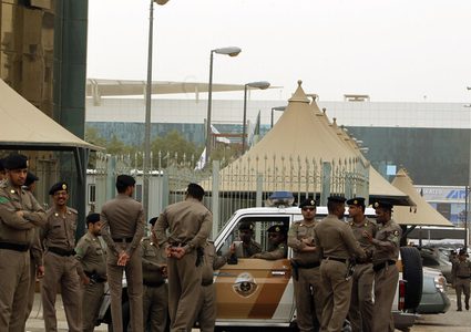 شاب في نزهة على طريق رئيس مع أسد