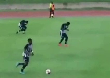 برق يضرب لاعبين أثناء مباراة كرة قدم