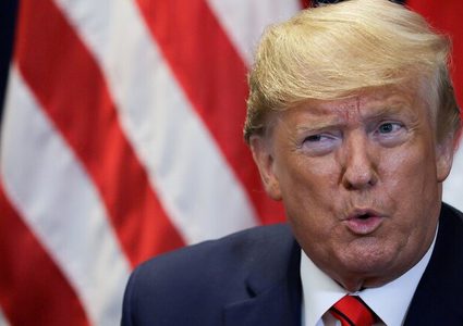 ترامب يصف محاولة الديمقراطيين عزله بـ مطارة الساحرات