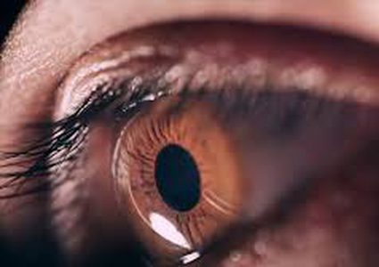 شابة أرمنية تذرف قطعا من الكريستال بدلا من الدموع !