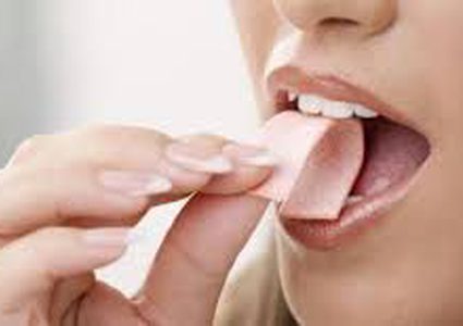 تحذير..الإفراط في تناول العلكة يسبب التهابات ومشاكل صحية