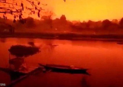 إندونيسيا.. السماء تتحول إلى لون الدم القاني