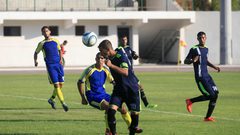 لاعبو كرة القدم من اتحاد بيت حانون والهلال يتنافسون في الدوري الممتاز على ملعب اليرموك في مدينة غزة.