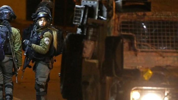 الاحتلال يعتقل مواطنين على حاجز حزما شمال القدس