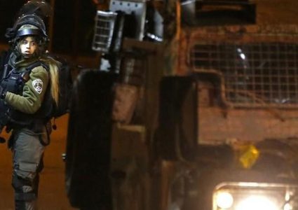 الاحتلال يعتقل مواطنين على حاجز حزما شمال القدس
