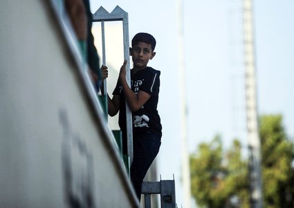 لاعبو كرة القدم من اتحاد بيت حانون والهلال يتنافسون في الدوري الممتاز على ملعب اليرموك في مدينة غزة.