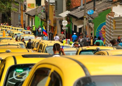 كولومبيا.. سائح يحطم زجاجة على رأس سائق سيارة أجرة