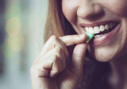 تعرفوا على الفائدة المذهلة لمضغ العلكة بعد كل وجبة