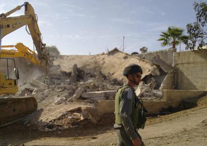 قوات الاحتلال تهدم بركسا في سلوان جنوب الأقصى