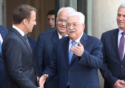 الرئيس يُطلع نظيره الفرنسي على آخر مستجدات القضية الفلسطينية