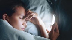 دراسة: استخدام الأجهزة الإلكترونية في وقت متأخر يحرمك من النوم