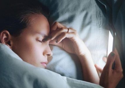 دراسة: استخدام الأجهزة الإلكترونية في وقت متأخر يحرمك من النوم