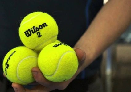 لماذا كرات التنس تكتسي اللون الأصفر؟