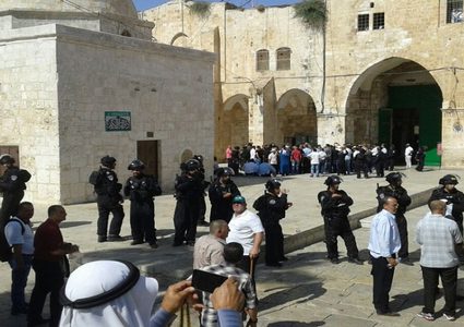 مستوطنون بينهم رئيس الشاباك الأسبق يقتحمون الاقصى