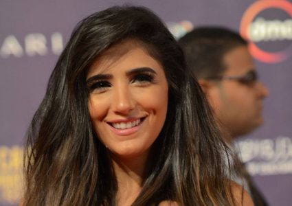 باريس هيلتون تشيد بإطلالة مي عمر في مهرجان الجونة