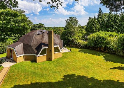 منزل على شكل كوخ معروض للبيع برقم غريب