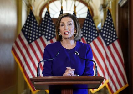 بيلوسي: مكالمة الرئيسين الأمريكي والأوكراني تؤكد ضرورة عزل ترامب