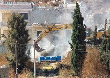 الاحتلال يهدم منزلا بحجة عدم الترخيص