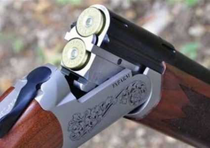 شاب يقتل والده بعد ظنه أنه حيوان بري