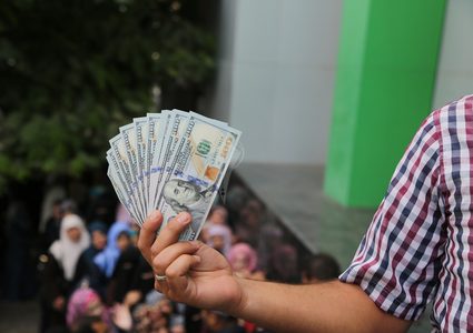 بالأسماء: العائلات المستفيدة من المنحة القطرية الـ100$ بقطاع غزة