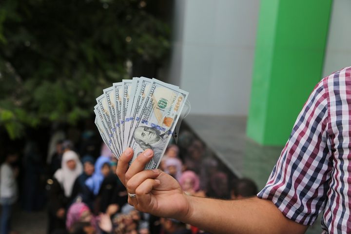 بالأسماء: العائلات المستفيدة من المنحة القطرية الـ100$ بقطاع غزة